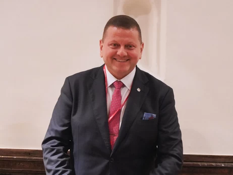 Валерий Залужный вернулся в Украину и показал селфи с женой 