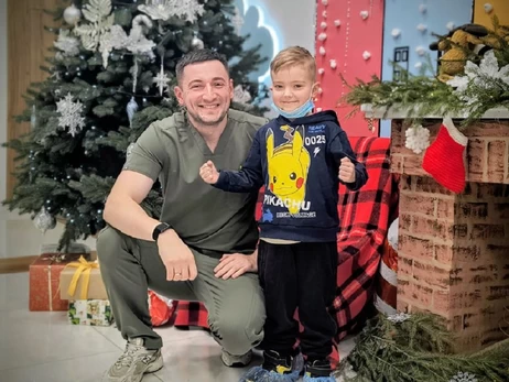 Львівські лікарі пересадили 7-річному хлопчику нирку від тата, а печінку - від мами