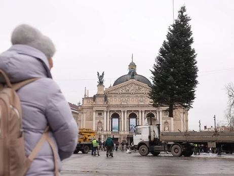 Новорічні ялинки України: в Полтаві - перша за роки війни, у Львові - подарунок від мешканців