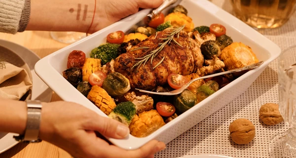 Почему “новогодний вес” не уходит: главные ошибки в питании до и после праздников