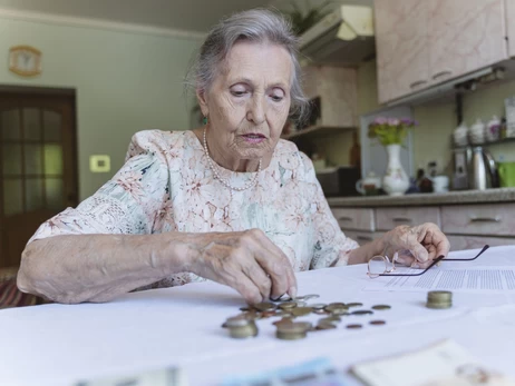 Що потрібно встигнути до Нового року: всім – подати заявки на виплати, пенсіонерам – пройти ідентифікацію