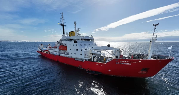 Полярники накормили иностранцев украинскими блюдами на борту 