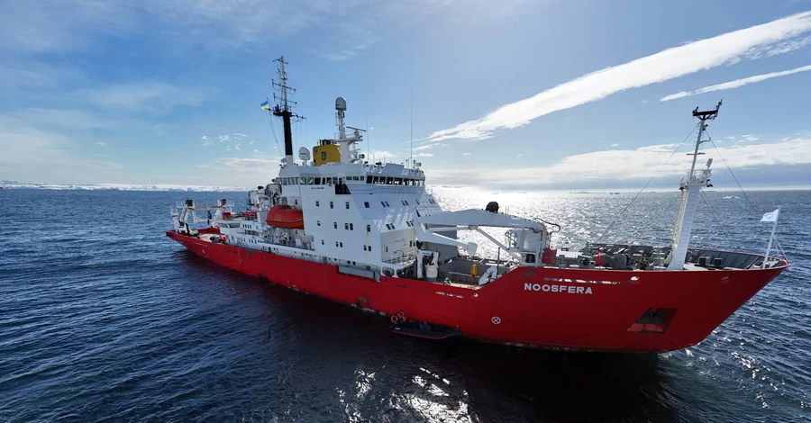 Полярники нагодували іноземців українськими стравами на борту 