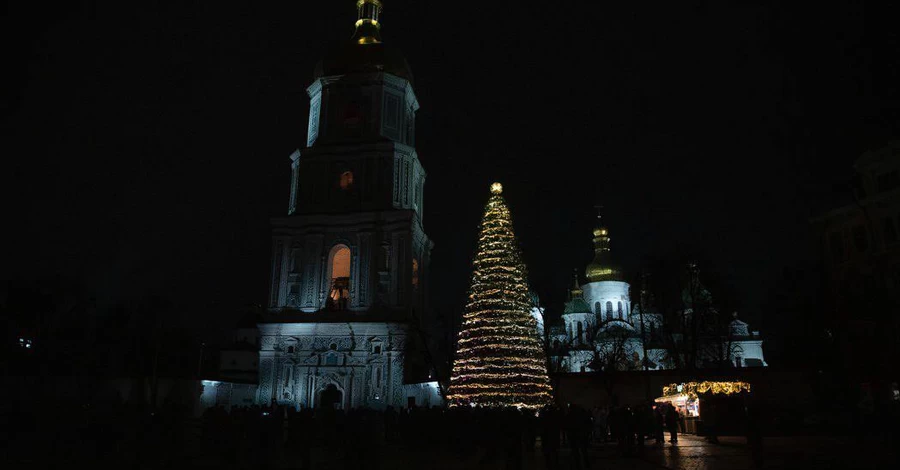 В Киеве засияла главная новогодняя елка страны