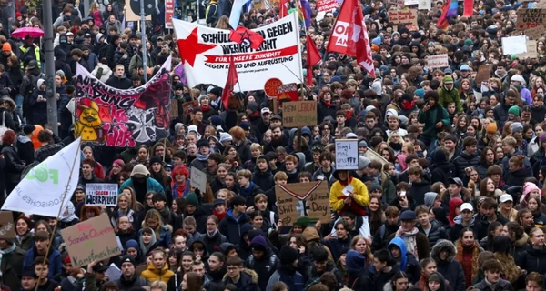 Германию охватили масштабные протесты - молодежь выступила против призыва на военную службу