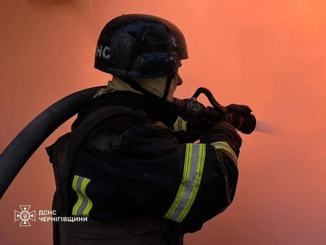 У Харкові після обстрілу виникла сильна пожежа - ДСНС працює вже кілька годин