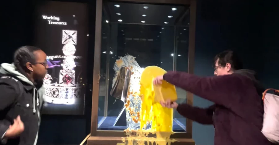 В Лондонском Тауэре бросили яблочный пирог в витрину с королевскими драгоценностями - есть задержанные