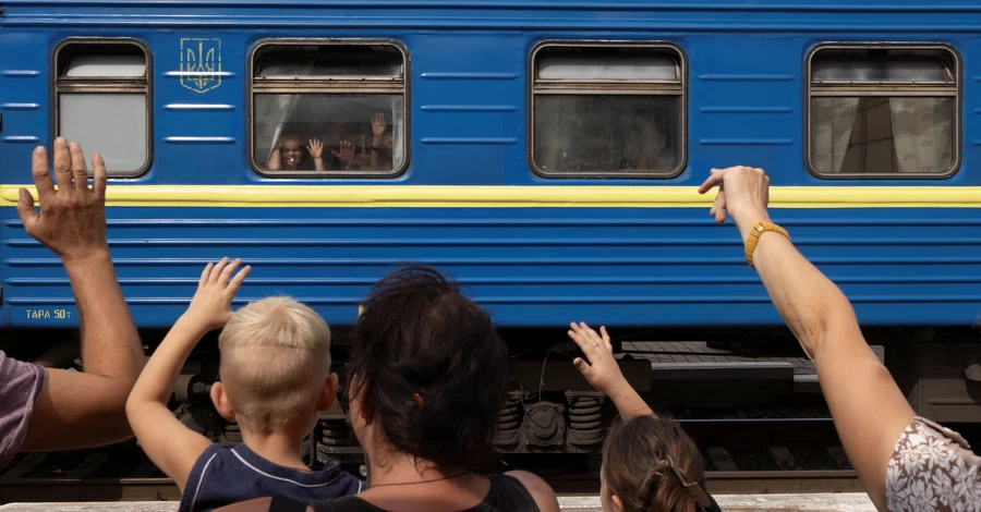 Украинцы массово выезжают за границу из-за усиления российских атак, - ООН