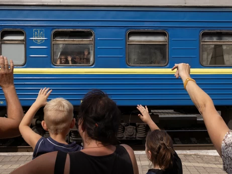 Украинцы массово выезжают за границу из-за усиления российских атак, - ООН