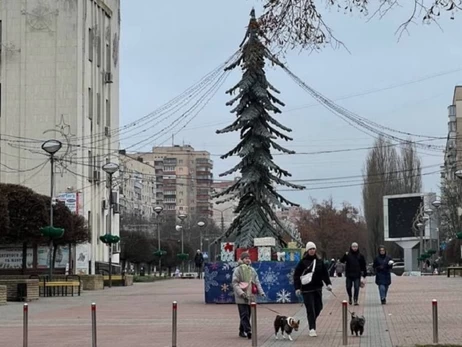 Какие времена, такая и елка – новогоднее дерево в Броварах удивило пользователей соцсетей