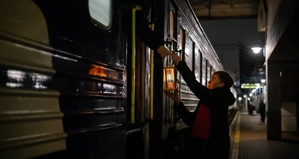 Вифлеемский огонь мира доставили в Киев поездом из Австрии