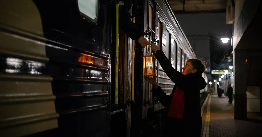 Вифлеемский огонь мира доставили в Киев поездом из Австрии