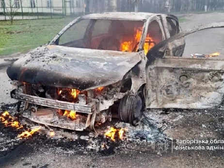 Росіяни на Запоріжжі вдарили FPV-дроном по автівці ритуальної служби