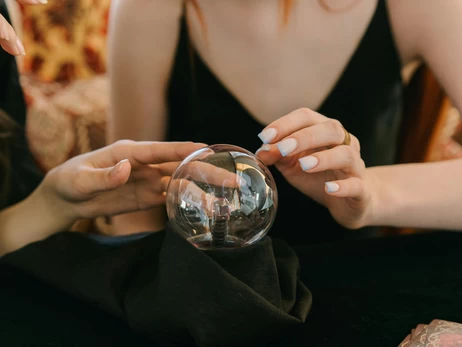 Продаем веру и надежду, дорого: почему растет интерес к оккультизму