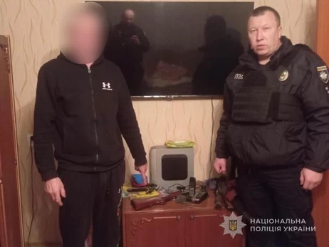 У Сумах 60-річний чоловік вистрілив з вікна та поранив шістьох дітей