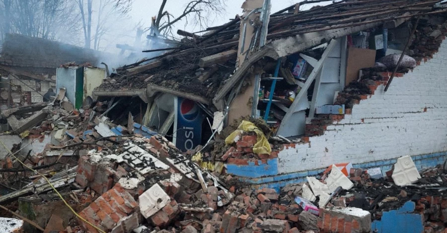 Россия атаковала управляемой авиабомбой магазин в Сумской области - есть погибшие и раненые