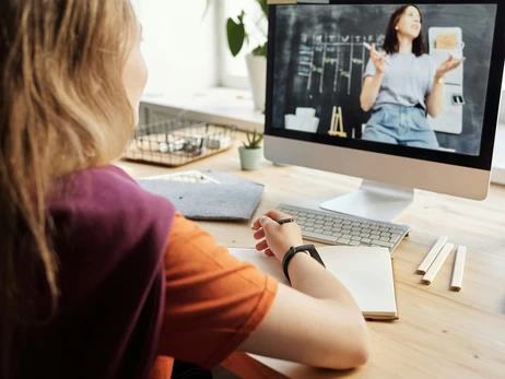 Що зміниться після Нового року: поріг бронювання, календар щеплень, зарплата вчителям та депутатам