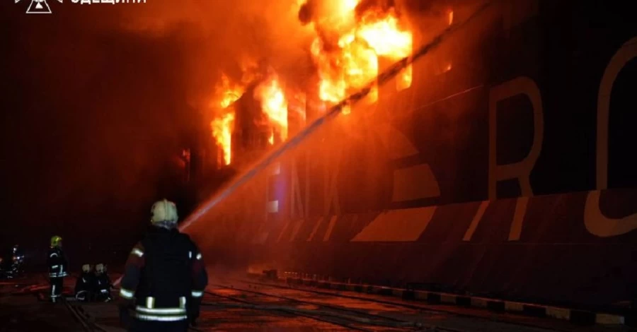 Російський удар пошкодив цивільне судно в порту 