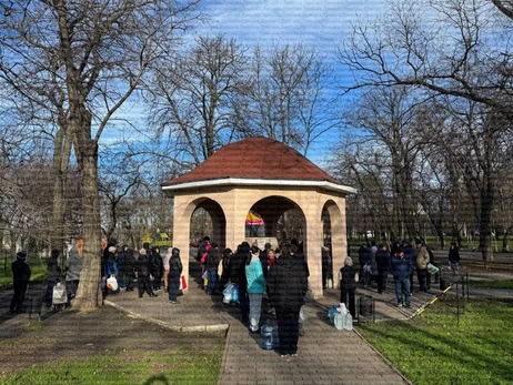 Наслідки нічної атаки в Одесі - жителі стоять кілометрові черги за водою, в місті не курсує електротранспорт