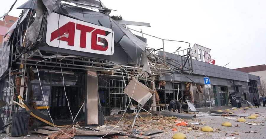 В Запорожье россияне ударили по супермаркету, ранены четыре человека