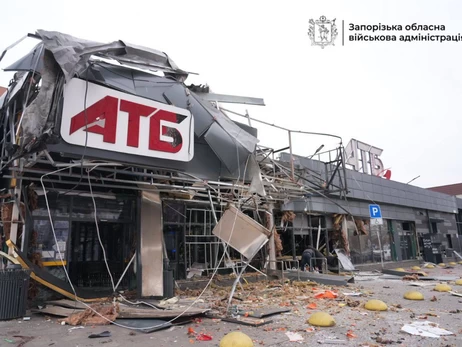У Запоріжжі росіяни вдарили по супермаркету, поранено чотирьох людей