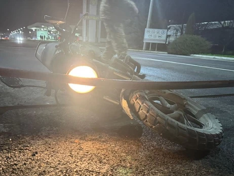 Ухилянт на мотоциклі протаранив прикордонний пункт, щоб втекти до Румунії