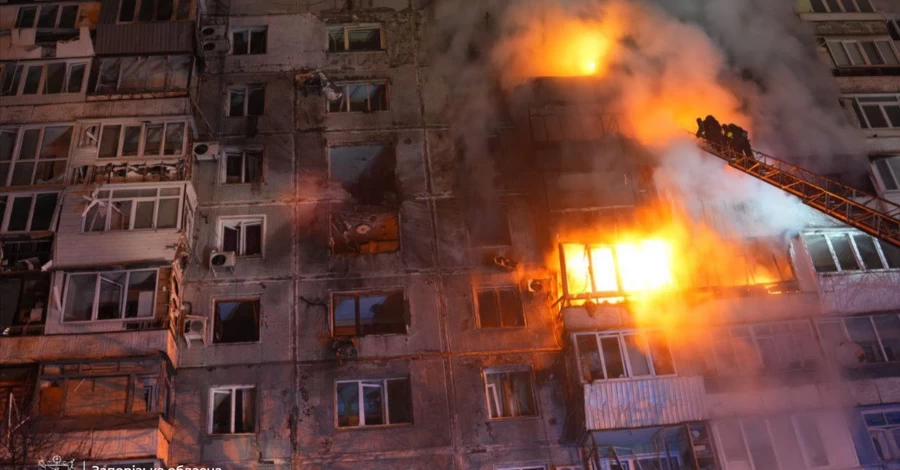 Россияне дважды за утро ударили по Запорожью: атаковали многоэтажку и маршрутку