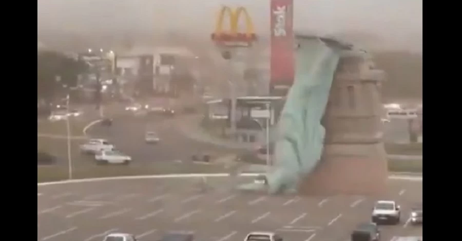 У Бразилії через потужний шторм впала 24-метрова копія статуї Свободи