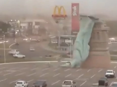 У Бразилії через потужний шторм впала 24-метрова копія статуї Свободи