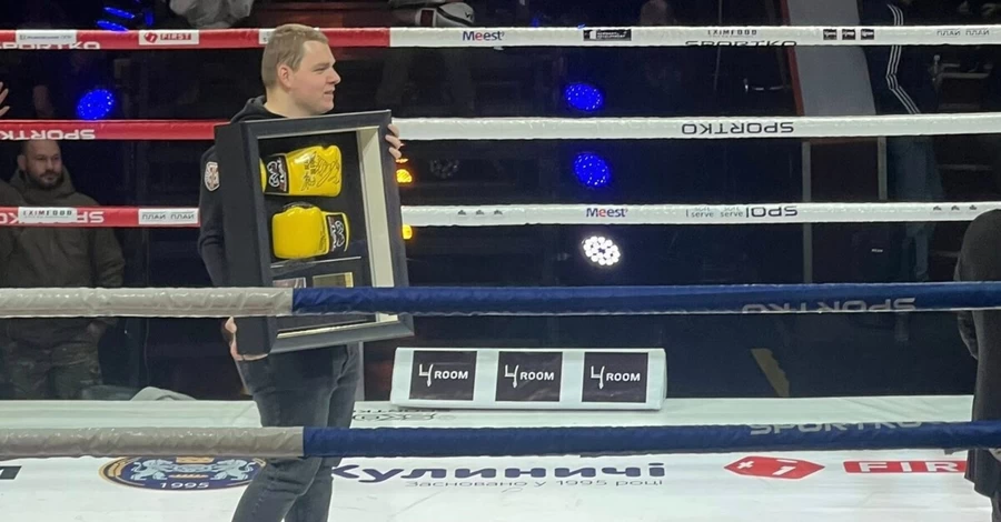 Во Львове продали перчатки Усика за 300 тысяч гривен для восстановления музея Шухевича