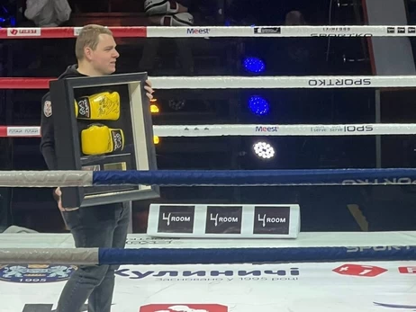 У Львові продали рукавички Усика за 300 тисяч гривень для відновлення музею Шухевича