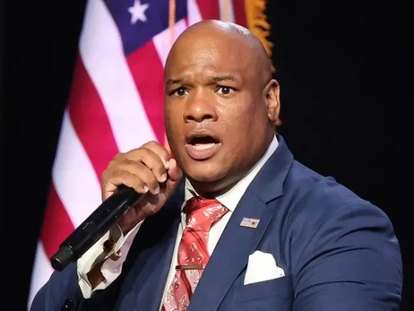 Наближений до Трампа пастор Бернс висловився про корупцію в Україні та жінку-президента