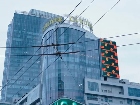 Після відкриття ТРЦ Gulliver у журналістів виникли питання щодо реклами на медіафасаді