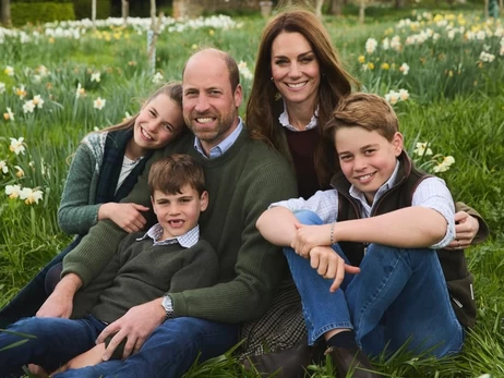 Принц Вільям і Кейт Міддлтон представили нову різдвяну листівку: з дітьми в оточенні нарцисів