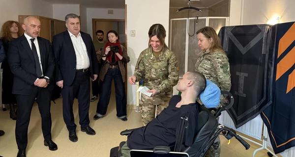 Руководители НБУ и Приватбанка лично извинились перед ветераном, которому отказали в выдаче карты