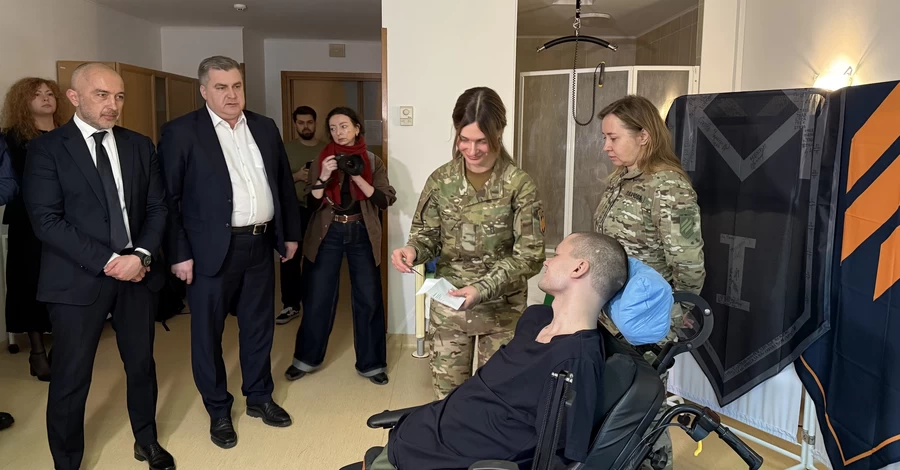 Руководители НБУ и Приватбанка лично извинились перед ветераном, которому отказали в выдаче карты