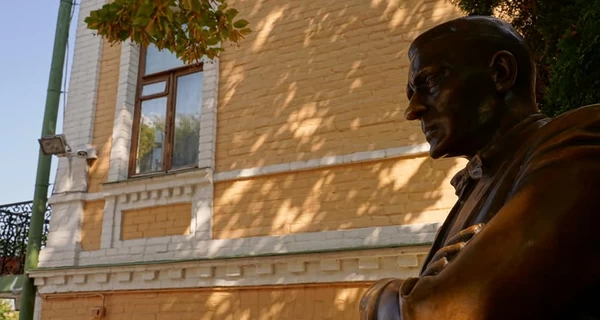 Киевсовет одобрил демонтаж памятников Булгакову и Ахматовой