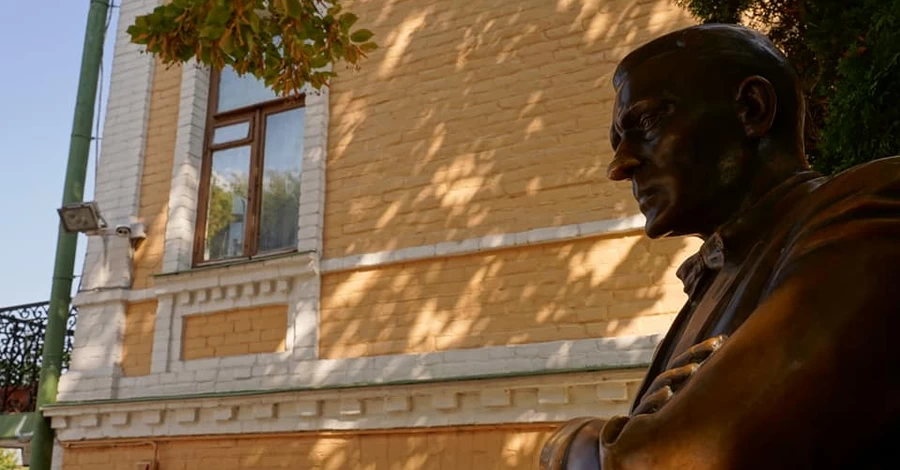 Киевсовет одобрил демонтаж памятников Булгакову и Ахматовой