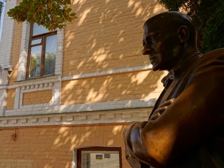 Київрада схвалила демонтаж пам’ятників Булгакову та Ахматовій