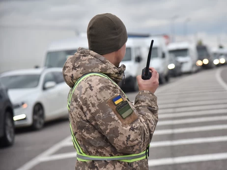 Когда застрял на границе: как выжить в очередях и что положить в «тревожный чемоданчик» путешественника