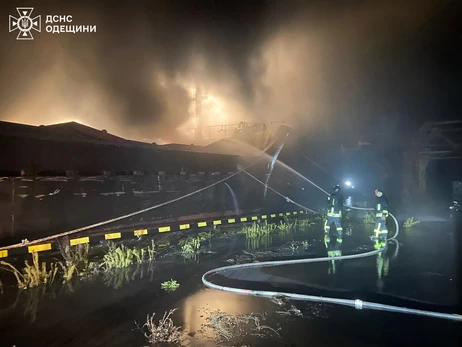 Россияне массированно атаковали Одесскую область, поврежден сухогруз и 122 частных дома