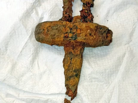 В Житомирской области отец с дочерью случайно нашли уникальный меч времен Киевской Руси