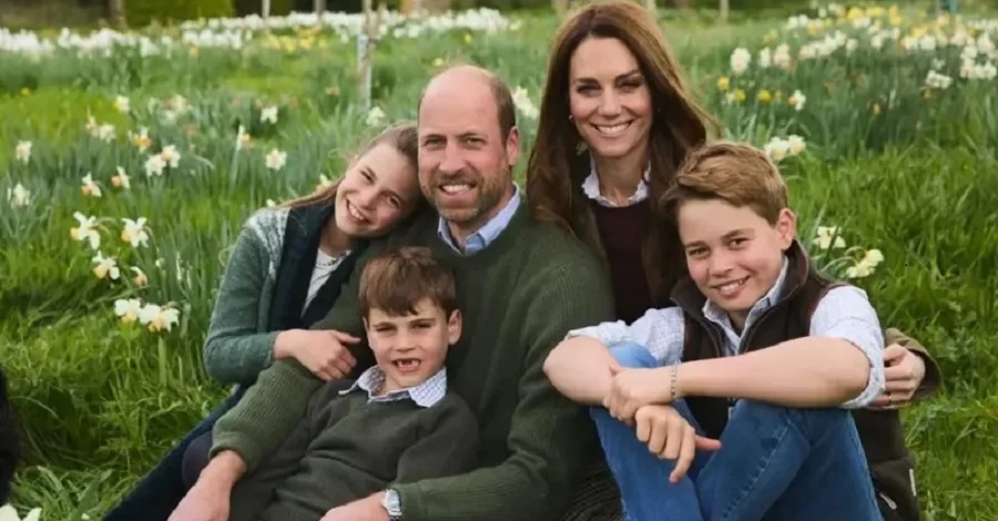 Різдвяні листівки королівських родин - від величних образів до цуценят