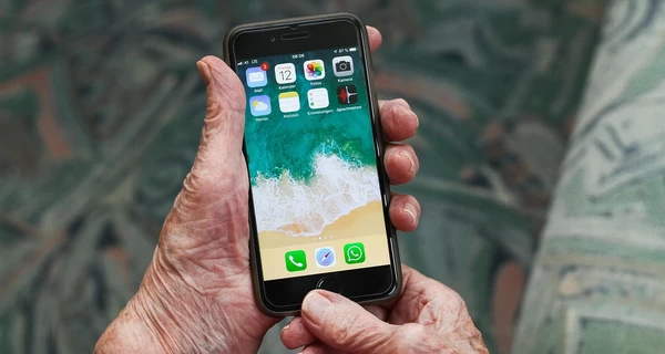 Мошенники рассылают пенсионерам фейковые сообщения о проверке возраста