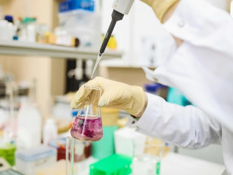 Медицинские прорывы-2025: научились «ремонтировать» ДНК, победили глухоту и заражение ВИЧ