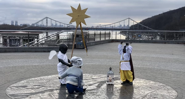 Скульптуры малышей-основателей Киева переодели в праздничные костюмы к Рождеству