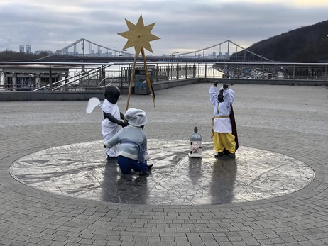 Скульптури малюків - засновників Києва перевдягли у святкові костюми до Різдва