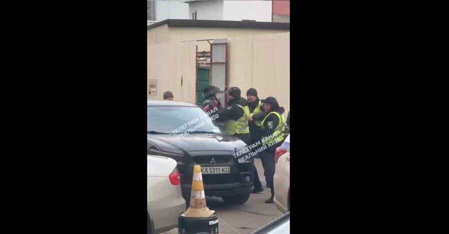 У поліції Києва пояснили, навіщо гатили вогнегасником по автівці з чоловіком