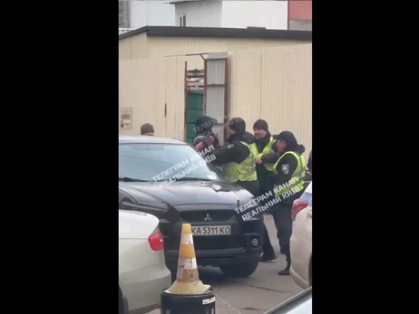 В полиции Киева объяснили, зачем били огнетушителем по автомобилю с мужчиной