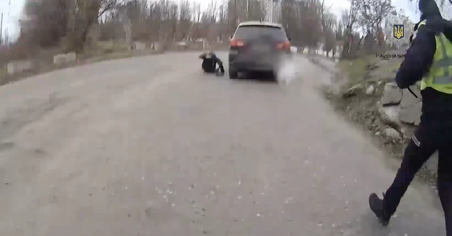 У Києві водій заперечив воєнний стан та наїхав на поліцейського 